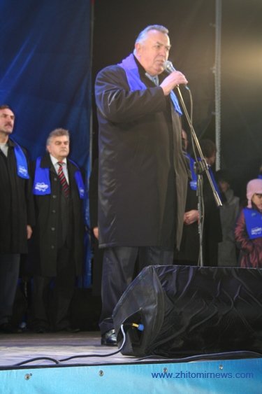 В Житомирі на концерті в підтримку кандидата в Президенти України Януковича Таїсія Повалій порвала публіку. ФОТО