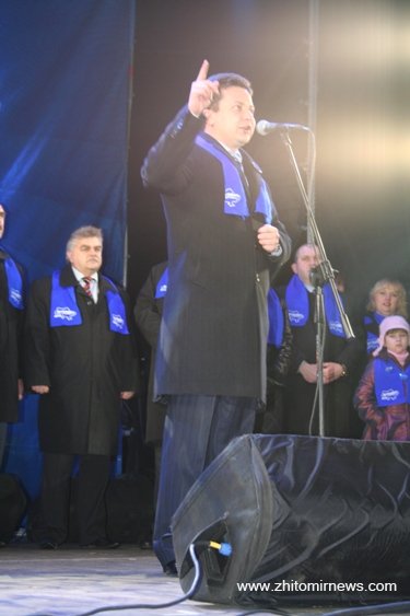 В Житомирі на концерті в підтримку кандидата в Президенти України Януковича Таїсія Повалій порвала публіку. ФОТО