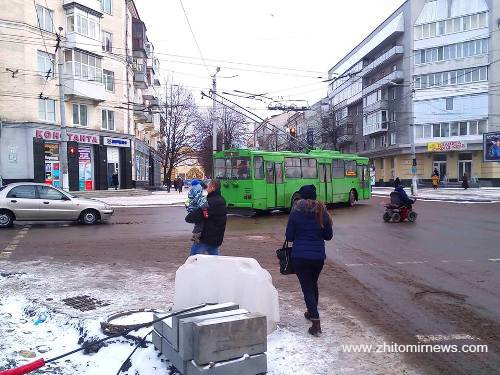 Як у Житомирі в 8-градусний мороз... кладуть тротуарну плитку. ФОТО Як у Житомирі в 8-градусний мороз... кладуть тротуарну плитку. ФОТО