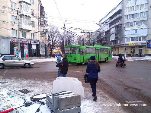 Як у Житомирі в 8-градусний мороз... кладуть тротуарну плитку. ФОТО