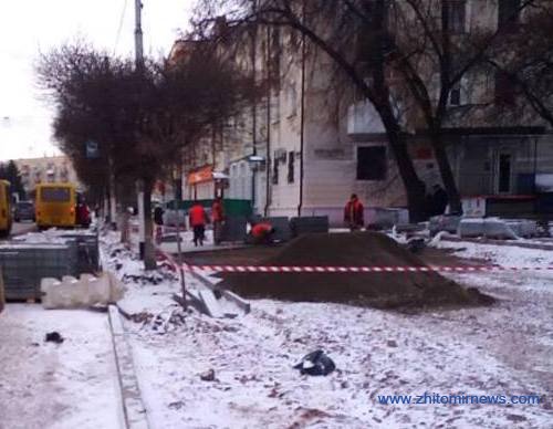 Як у Житомирі в 8-градусний мороз... кладуть тротуарну плитку. ФОТО Як у Житомирі в 8-градусний мороз... кладуть тротуарну плитку. ФОТО