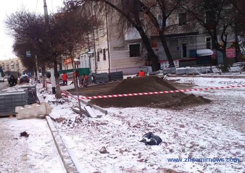 Як у Житомирі в 8-градусний мороз... кладуть тротуарну плитку. ФОТО Як у Житомирі в 8-градусний мороз... кладуть тротуарну плитку. ФОТО