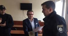 ​Депутат Житомирської облради Ілля Смичок відзначив патрульних поліцейських, які допомогли пенсіонерам провести отелення корови/
