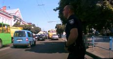 ​У Житомирі патрульний поліцейський виліз на дах тролейбусу і самотужки вивільнив контактну штангу з проводів. ФОТО/