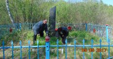 ​Представники Опозиційного блоку Житомирщини впорядковують пам’ятники часів Великої Вітчизняної/