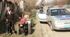​На Житомирщині підозрюваний в угоні «дев’ятки» попався у руки поліції верхи на викраденому мотоблоці/