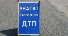 ​В Новоград-Волынском дорогу не поделили руководители автомобиля и мопеда/