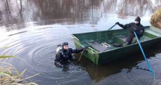 ​В Житомирской области водолазы подняли со дна реки автомобиль с погибшими. ФОТО/
