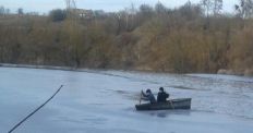​На Житомирщині поліцейські та рятувальники витягнули на берег річки човен із дітьми/