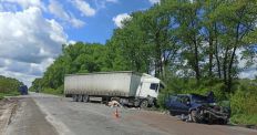 ​Харьковчанин на Renault Megane в Житомирской области вылетел на встречную полосу и врезался в грузовик/