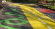 ​У Житомирі біля скверу на вулиці Лятошинського зʼявився кольоровий інтерактивний дитячий майданчик. ФОТО/