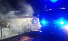 ​В Чудновском районе спасли частную дом от полного уничтожения огнем/