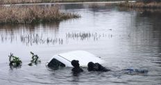 ​Під Житомиром у річці виявили затоплений легковий автомобіль. ФОТО/