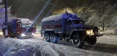 ​Негода додала роботи: В центрі Житомира зі снігової пастки рятували дві вантажівки. ФОТО /