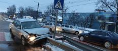 ​У Житомирі на перехресті проспекту Незалежності та вулиці Отаманів Соколовських зіткнулись Volkswagen та Skoda. ФОТО/