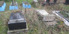 ​На Житомирщині 50-річний вандал потрощив 11 могил. ФОТО/