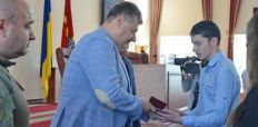 ​Виталий Бунечко вручил ордена «За мужество» семьям погибших полицейских Житомирщины/