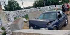 ​У Житомирі п'яний водій Opel врізався у бетонні блоки. ФОТО/