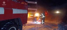 ​На Житомирщині упродовж доби рятувальники вивільнили зі снігових заметів 46 транспортних засобів. ФОТО/