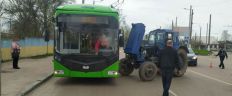 ​У Житомирі на вулиці Покровській трактор наїхав на тролейбус. ФОТО/