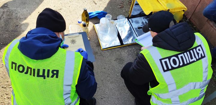 У Житомирі поліція викрила наркодилерів, які облаштували міні-лабораторію у сумці для доставки їжі