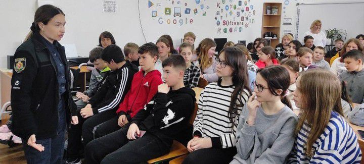 ​Ружинські поліцейські розповіли дітям про безпеку в Інтернеті
