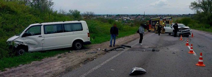 ​На Рівненщині водійка «Toyota RAV 4» з Житомирщини зіткнулася з мікроавтобусом