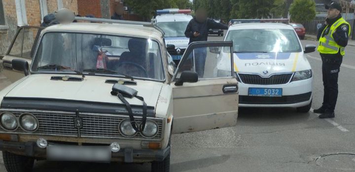 ​У Житомирі на вулиці Хлібній наркоман, після невдалої спроби викрасти автомобіль, закрився у ньому