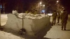 Депутат: В Житомире нетрезвый офицер в мороз заставил курсантов ... лепить остановку из снега. ФОТО/