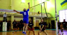 ​Владимир Ширма сыграл в волейбол в составе команды во время турнира ветеранов/