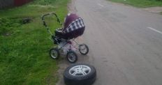 ​В Житомирській області колесо, яке злетіло з автомобіля... влучило прямо у візочок з малюком. ФОТО /