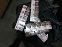 ​Житомирська митниця: Українець спробував вивезти 166 блоків сигарет в господарських сумках/