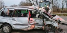 ​На Рівненщині житомирянин на «Ford Galaxy» врізався у вантажівку, яку від удару відкинуло на дорожнє огородження/