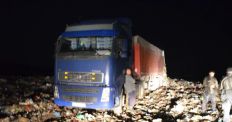 ​На Житомирщині затримали вантажівки з львівським сміттям. ФОТО/