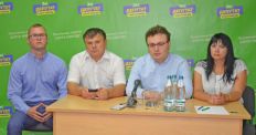 ​У Коростені нардепи Грищенко та Пушкаренко відкрили територіальний виборчий штаб партії «Слуга народу»/