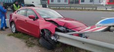 ​На Житомирщині Mazda врізалася у колесовідбійник. ФОТО/