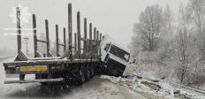 ​На Житомирщині вантажівка врізалася у колесовідбійник. ФОТО/
