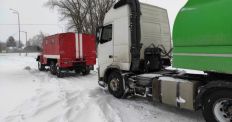​На Житомирщині у сніговій пастці опинилися 78 вантажівок та 14 автобусів /