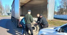 ​На Житомирщині поліцейські допомогли водієві фури уникнути дорожньої автопригоди/