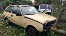 ​На Житомирщині п’яний молодик викрав автомобіль та врізався на ньому у бетонний стовп/