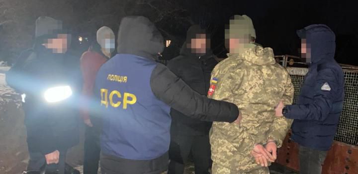 ​Житомирские правоохранители «на горячем» задержали и. руководителя городского военкомата
