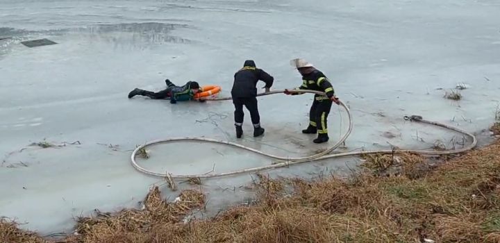 ​Житомирські рятувальники та водолази навчають способам порятунку на водоймах