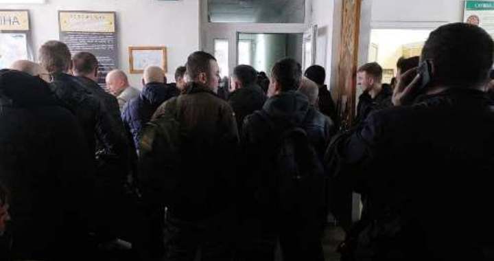 ​В Житомире сотни патриотов обратились в военкомат