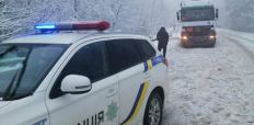 ​Закарпатские полицейские спасли из снежного заноса водителя грузовика из Житомирской области, который спешил на именины дочери/