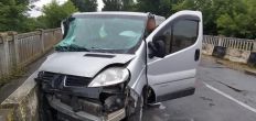 ​В Житомирской области Renault Trafic врезался в бетонный блок ограждения/