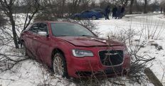 ​На Звягельщині поліцейські оголосили чоловіку підозру в угоні вартісного автомобіля «Chrysler 300»/