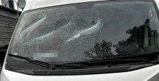 ​У Житомирі на вулиці Бориса Тена чоловік розбив скло у припаркованому автомобілі/