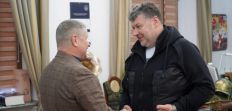 ​Працюємо разом та наближаємо нашу Перемогу, — Віталій Бунечко нагородив відомого на Житомирщині волонтера/