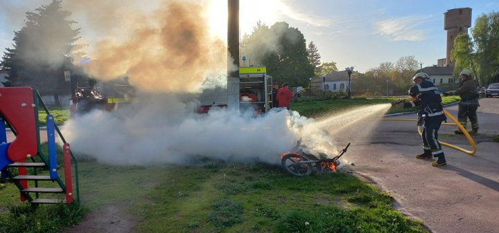 ​В Овручі гасили палаючий мотоцикл. ФОТО