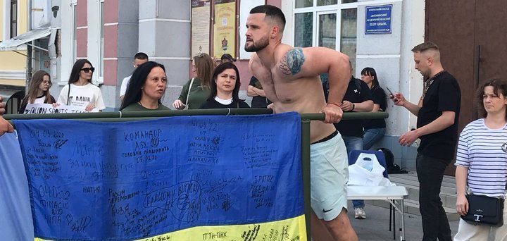 ​Житомирянин встановив рекорд України з віджимання на брусах за одну годину